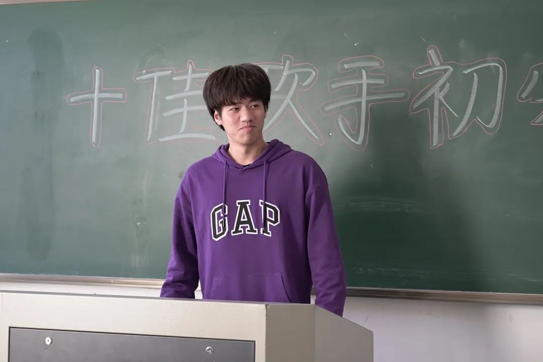 E163